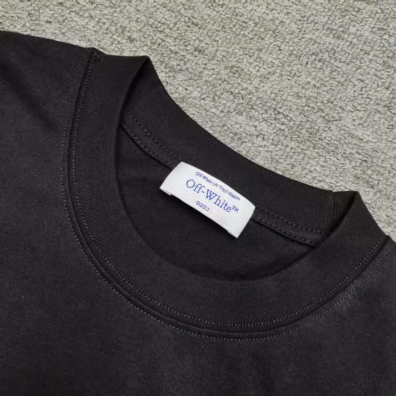 The top proven version OFF-WHI* 25SS new printed short-sleeves, loose fit, the same style for male and female couples stars. American designer Virgil Abloh founded the luxury street brand Off-White based on the pop culture of the younger generation. Walking between street culture and high-end fashion, contemporary elements are used to interpret youth culture, and fine workmanship is used to interpret trendy clothing. Photos, paintings and eye-catching graphic printing are all sources of inspiration for the designer. 32 counts of 260g double yarn pure cotton fabric, the printing uses Kornit digital direct injection technology, and the picture is clear. The white glue base ensures the firmness of the printing, and machine washing is stress-free - 1:1 original mold opening, ZP development, perfectly restored to the original version, produced by a large factory, not produced by a small factory on the market, fine wiring, top-notch craftsmanship, welcome to compare - A complete set of customized accessories for collar labels, hang tags, and wash water labels - Exclusive logo packaging - No matter age, body shape or gender, it is very suitable for both men and women. All details are real photos, buy with confidence. Color: black, white Size: S-XL P;120